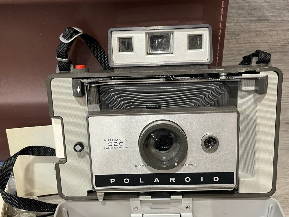 Vintage Polaroid Automatic 320 Land Camera Flash Bulbs Cold Clip Case 1969-71